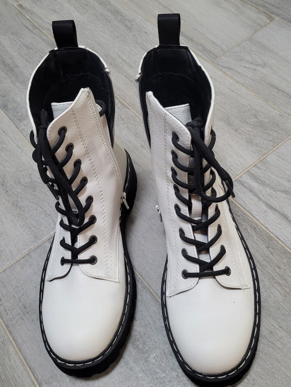Pre-owned. Excellent Condition. size 9. Sincerely Jules,Harley Women’s White/Bla